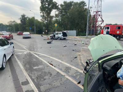 В Ростове на левом берегу Дона при лобовом столкновении пострадали водители