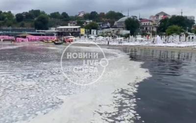 Море в Одессе покрылось белыми пятнами, стоит вонь