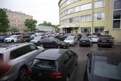 Петербуржцам объяснили, кто и за что штрафует их на парковках