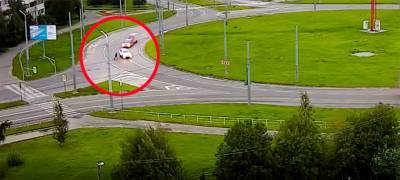 Неадекватный мужчина бросался на машины на Древлянском кольце в Петрозаводске (ВИДЕО)