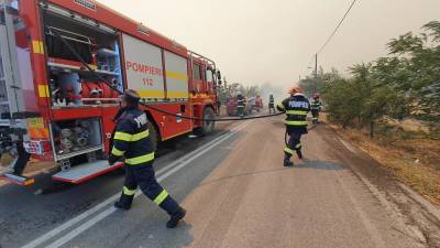 Румынские пожарные помогают тушить пожары в Греции