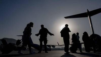 Британия эвакуирует из Кабула только уже находящихся в аэропорту людей