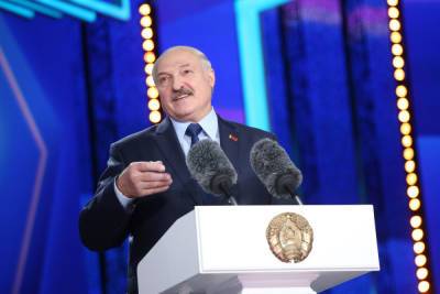 Лукашенко похвалил, но не стал пить подаренный белорусский коньяк