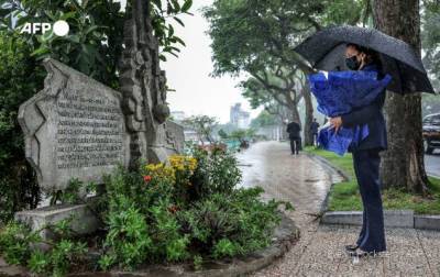 Камала Харрис во Вьетнаме возложила цветы к памятнику пленителей Джона Маккейна