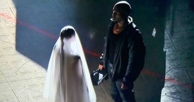 Ким Кардашьян в свадебном платье и вуали появилась на шоу Канье Уэста (фото, видео)