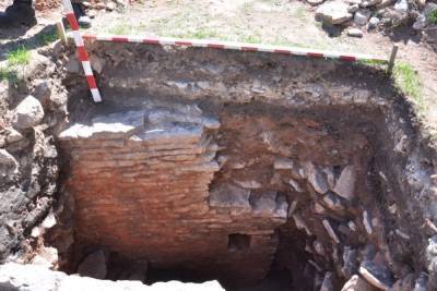 В Снетогорском монастыре исследовали вход в неизвестную каменную постройку