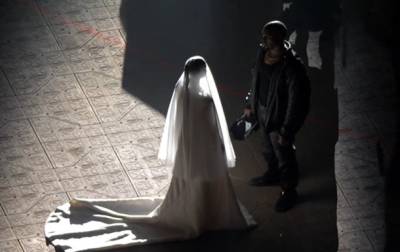 Ким Кардашьян появилась на шоу Канье Уэста в свадебном платье