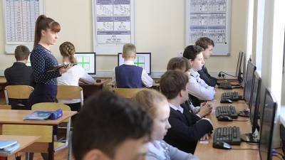 Шадаев рассказал о подключении школ к интернету