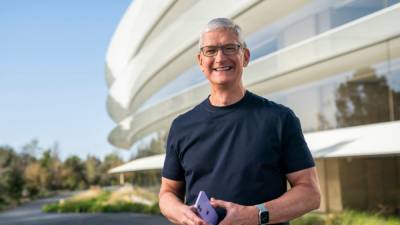 Тим Кук получил бонус акциями Apple на $750 миллионов