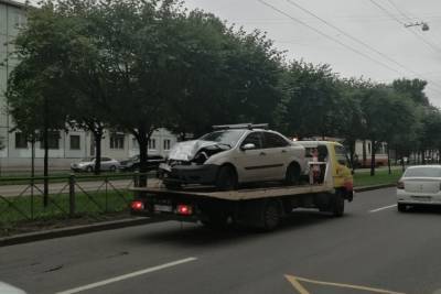 В Петербурге «паравозик» из двух автомобилей протаранил ограждение — видео