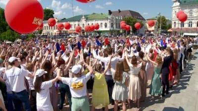 Выпускные в Пензе могут пройти «без изысков и даже без нарядов»