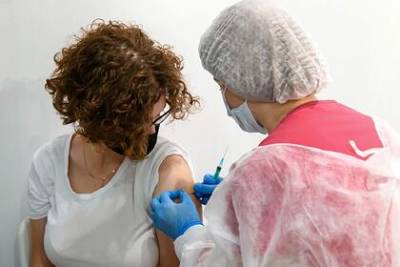 Российский иммунолог оценил вакцинацию от гриппа и коронавируса в один день