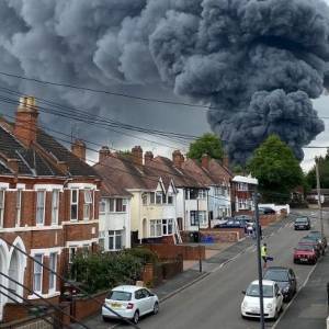 В промзоне в Англии бушует масштабный пожар: слышны взрывы