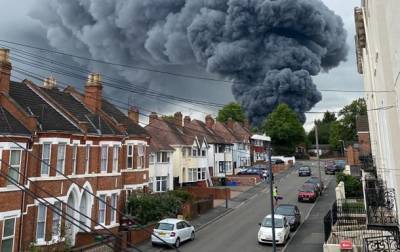 В Британии масштабный пожар, раздаются взрывы