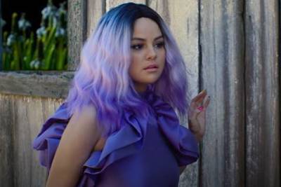 В неоновых тонах и цветных париках: Селена Гомес выпустила новый видеоклип