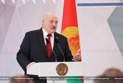 Лукашенко считает, что футболистов и хоккеистов надо перевести на среднюю зарплату