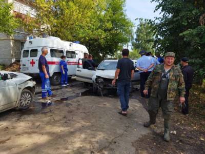 В результате лобового столкновения Volkswagen и «десятой» в Скопине пострадали два человека
