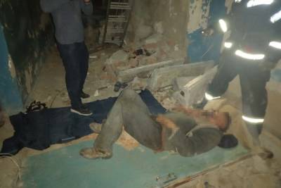 В Белгородской области пожарные помогли упавшему в подвал заброшенного здания мужчине