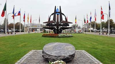 Флаги стран НАТО приспущены в штаб-квартире альянса в Брюсселе в связи с терактом в Кабуле
