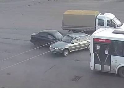 Столкновение двух легковушек на улице Вокзальной попало на видео