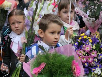 «Одна форма дороже»: родителям не хватило 10 тыс. рублей «путинской выплаты» на сборы детей в школу