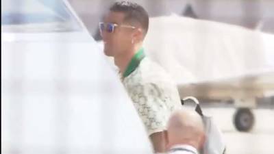 Роналду был замечен садящимся в частный самолет в аэропорту Турина