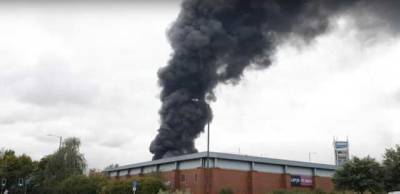 Сильный пожар на предположительно химическом заводе в Англии, жителей эвакуируют