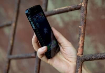 В Удмуртии экс-сотрудника колонии осудили за передачу заключенным телефонов