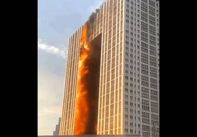 В китайском городе Далянь вспыхнул жилой небоскреб (видео)