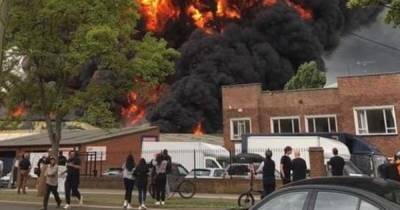 В Великобритании произошел пожар в промышленной зоне: прогремели взрывы