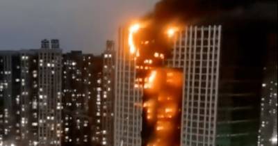 В Китае пожар охватил небоскреб, в котором более 400 квартир (фото, видео)