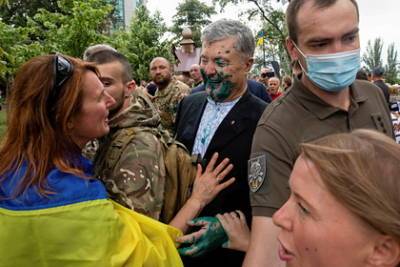На Украине вымазались зеленкой за Порошенко