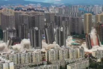 Красиво падают: в Китае эффектно взорвали 15 высотных зданий