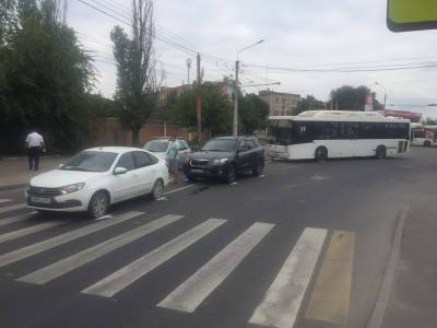 В Ростове произошло тройное ДТП с участием автобуса, есть пострадавшие