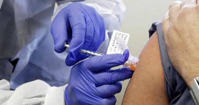 В Польше рекомендовали вводить третью дозу вакцины от COVID людям со слабым иммунитетом