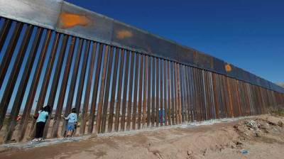 В США на границе с Мексикой начала разрушаться стена Трампа за $15 млрд