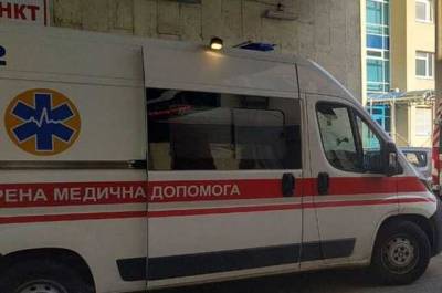 В Киеве Mercedes "подрезал" машину скорой на встречной полосе