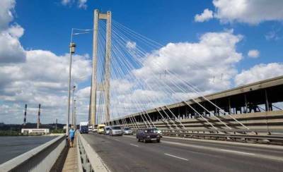 В Киеве затруднено движение на Южном мосту из-за сразу двух ДТП
