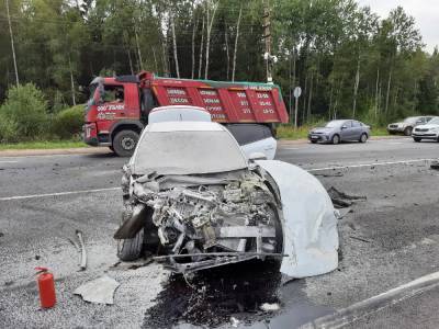 На севере Петербурга автомобиль загорелся после столкновения с грузовиком
