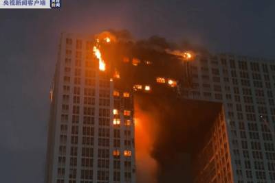 68 пожарных машин пытаются потушить небоскреб в Китае: огнем охвачены все этажи (видео)