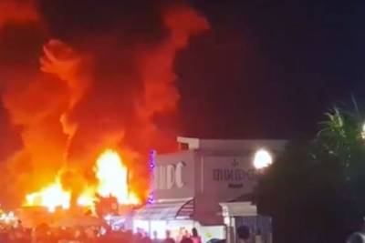 На центральной набережной в Сочи вспыхнул мощный пожар