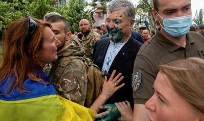 Сторонники Порошенко вымазались зеленкой в знак поддержки экс-президента