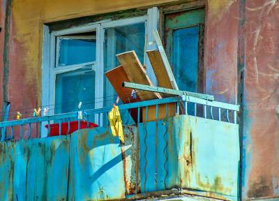 Женщину выбросили с балкона восьмого этажа во время застолья в Крыму