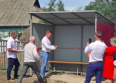 На Черниговщине соратник Зеленского торжественно открыл будку автобусной остановки в селе
