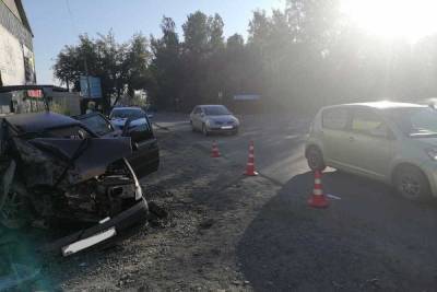 Трое молодых людей погибли после наезда ВАЗ 2114 на бетонную стену в Новосибирске
