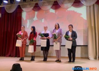 Лучших педагогов Долинска наградили и поздравили