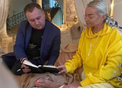 Волочкова хочет засудить соседей из-за пикантного снимка, где она присела под елкой