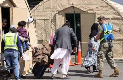 Беженцы из Афганистана прибыли на базу в Германии, многие дети разлучены с семьями