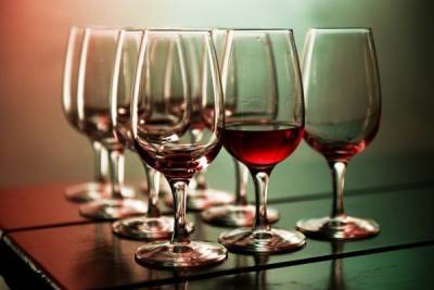 Доктор Мясников заявил о пользе красного вина для смягчения постковидного синдрома