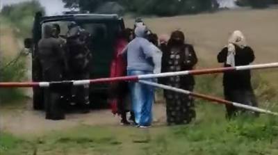Попытка литовских пограничников доставить беженцев к белорусской границе попала на видео